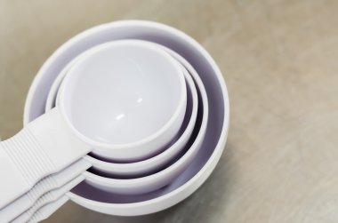 beyaz plastik kaşık ahşap arka plan üzerinde ölçüm yakın çekim