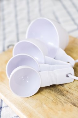 beyaz plastik kaşık ahşap arka plan üzerinde ölçüm yakın çekim