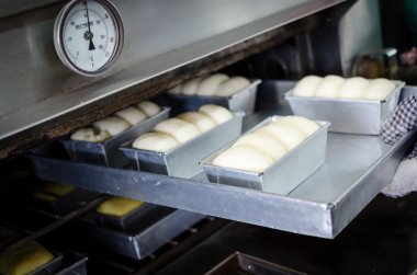 yaklaşık 150 derece fırında koyarak sırasında çiğ ekmek