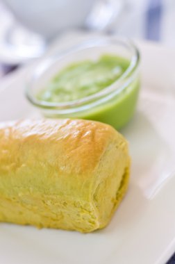 ekmek ve pandan krem sıcak çay ile hizmet