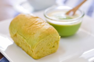 ekmek ve pandan krem sıcak çay ile hizmet