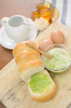 ekmek ve pandan krem sıcak çay ile hizmet