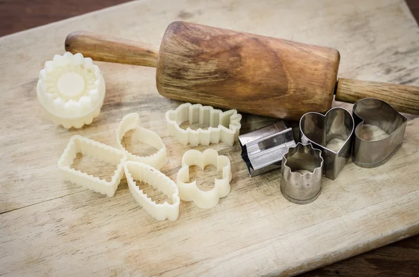 Backutensilien Und Zutaten Auf Holzbrett — Stockfoto