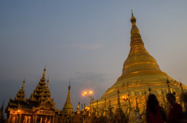 shwedagon pagoda akşam