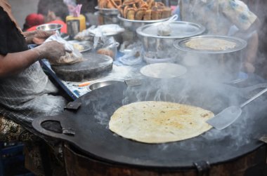 aşçı Myanmar sokak gıda dükkanında roti