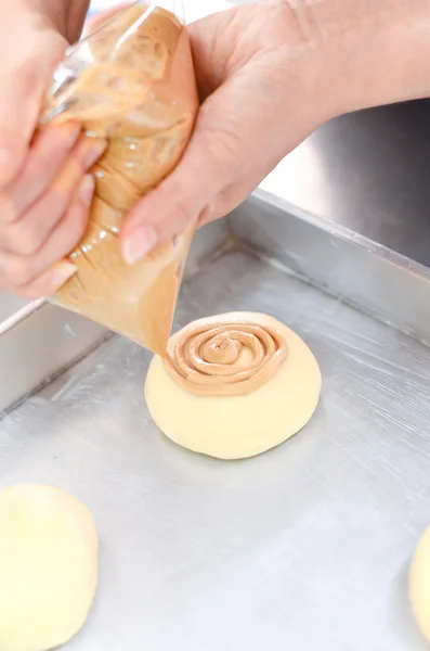 Tukang Roti Piping Toping Coffebun Close Shot — Stok Foto