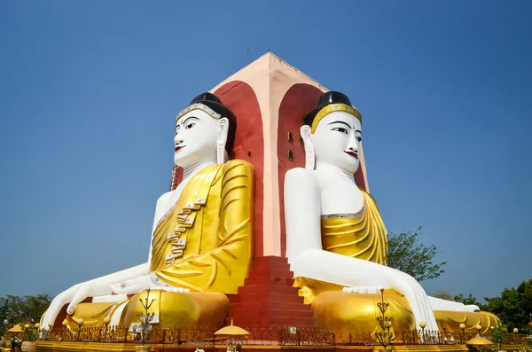 Kyaikpun Pagoda Contra Cielo Azul — Foto de Stock