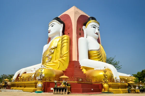 Kyaikpun Pagoda Contra Cielo Azul —  Fotos de Stock