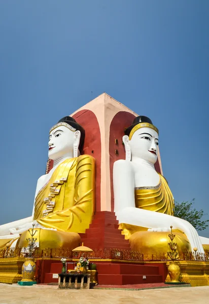 Kyaikpun Pagoda Contra Cielo Azul —  Fotos de Stock