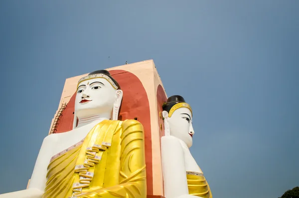 Kyaikpun Pagoda Proti Modré Obloze — Stock fotografie