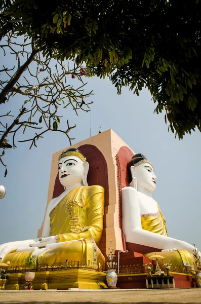 Kyaikpun Pagoda Proti Modré Obloze — Stock fotografie