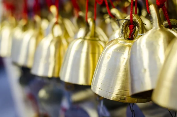 Sino dourado no templo em Mianmar — Fotografia de Stock