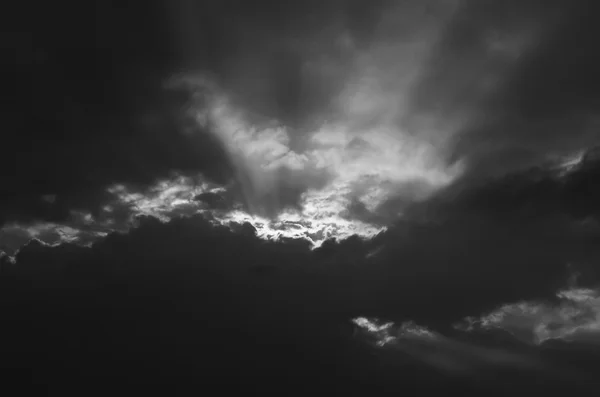 Raio de luz do céu em preto e branco — Fotografia de Stock