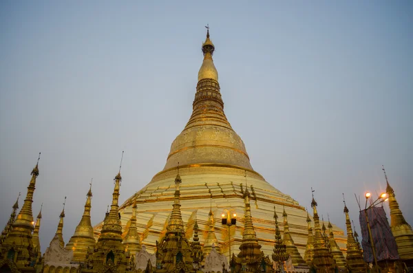 Shwedagon pagoda i kväll — Stockfoto