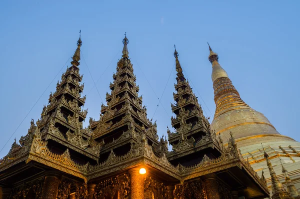 Shwedagon pagoda in evening — Stock Photo, Image