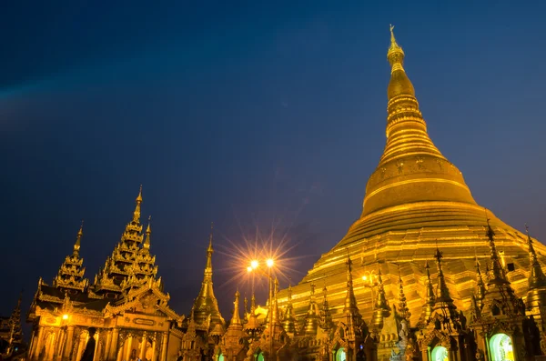 Pagode shwedagon dans la soirée — Photo