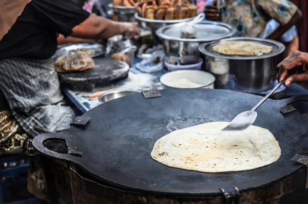 Roti sendo cozinheiro na loja de comida de rua em Mianmar — Fotografia de Stock