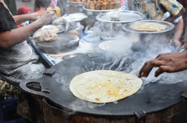 Roti siendo cocinero en tienda de comida callejera en myanmar —  Fotos de Stock