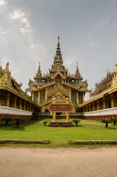 Kamabawzathardi dorado kamabawzathardi palacio de oro durante la reparaciónpalacio — Foto de Stock