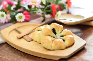 ahşap masa ahşap tabak üzerinde ekmek