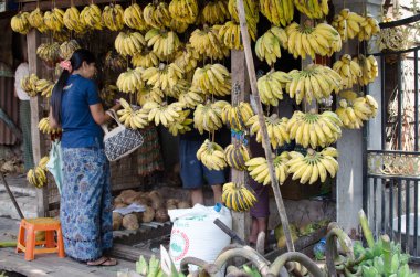Syriem, Myanmar, Mar 2: muz loc, satın alma undentified kadın