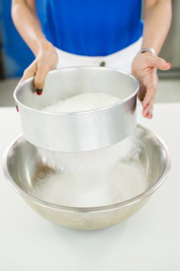 nasıl bir topuz ingrediet karıştırmak için gösterilen kadın