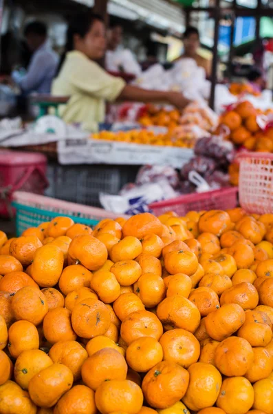 Syriem, Myanmar, Mar 2: oranžová se prodávají na místním trhu na Ma — Stock fotografie