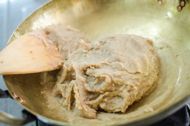 pirinç tavada ezilmiş taro hazırlamak Tay tatlı yapmak için