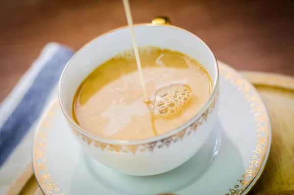 Nahaufnahme von heißem Kaffee in Keramikbecher — Stockfoto