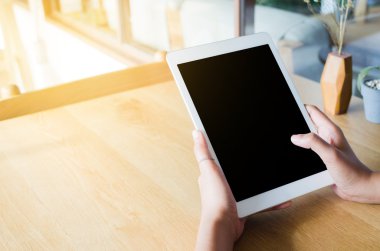 kahve dükkanında uyandığımız tablet kullanan kadın