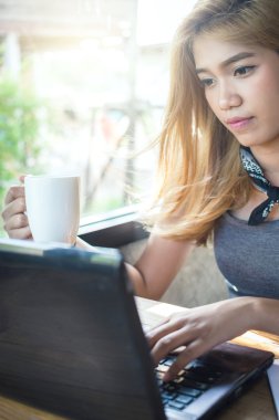 güzel kız kafede dizüstü bilgisayar ile çalışma