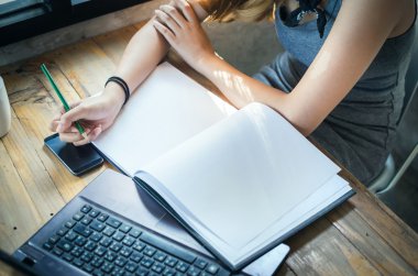 boş Not Defteri'ni kullanarak kadın 