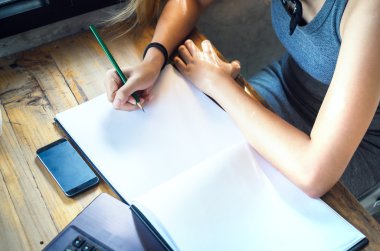 boş Not Defteri'ni kullanarak kadın 