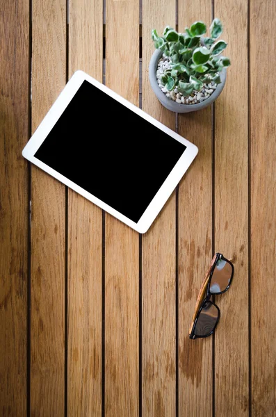 Tablette vierge sur bureau en bois avec lunettes de soleil — Photo