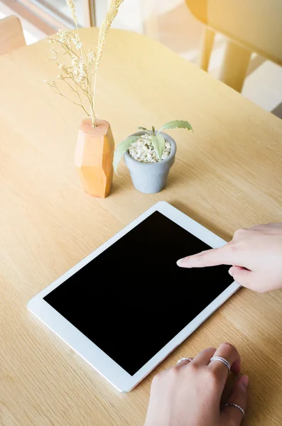 Vrouw met behulp van Tablet PC in de coffeeshop in de's ochtends — Stockfoto