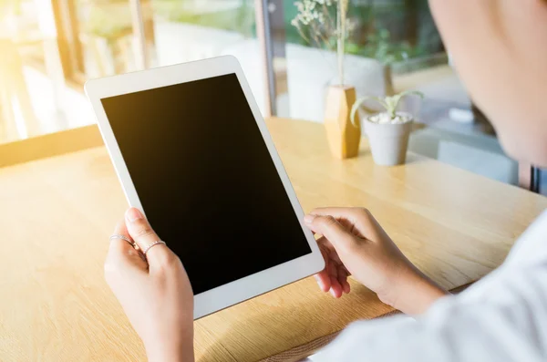 Vrouw met behulp van Tablet PC in de coffeeshop in de's ochtends — Stockfoto