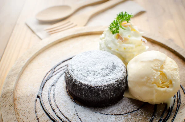 Lave au chocolat servir avec crème glacée — Photo