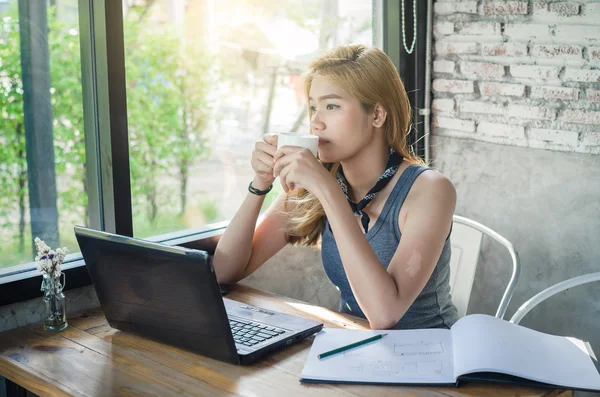 Belle fille travaillant dans un café avec ordinateur portable — Photo
