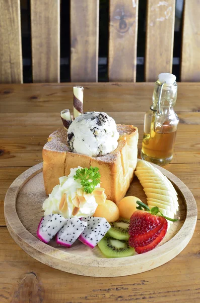 Медовий тост на дерев'яному столі — стокове фото