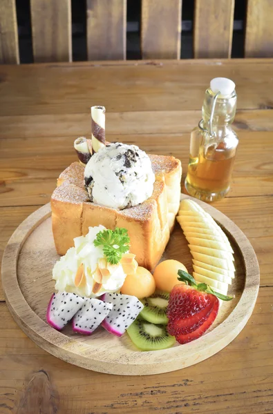 Honing toast op houten tafel — Stockfoto