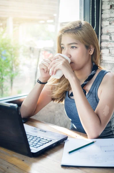 Belle fille travaillant dans un café avec ordinateur portable — Photo