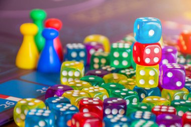 Arkaplanda masa oyunu bileşeniyle renkli zarlar