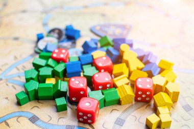 Oyun haritasında tahta oyununun renkli ahşap bileşeni