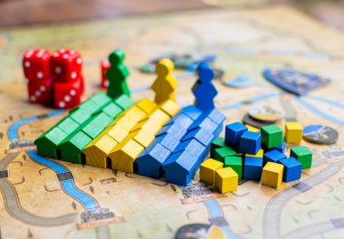 Oyun haritasında tahta oyununun renkli ahşap bileşeni