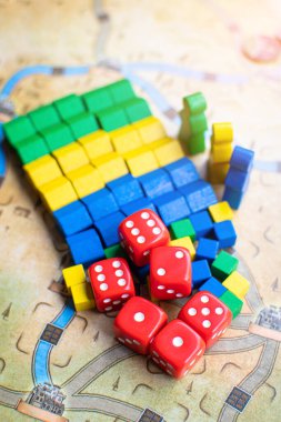 Oyun haritasında tahta oyununun renkli ahşap bileşeni