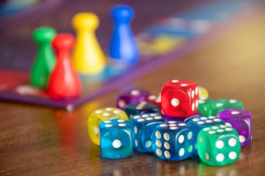 Arkaplanda masa oyunu bileşeniyle renkli zarlar