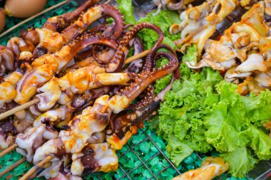 Çiğ kalamar sopası, Tayland 'da yaygın sokak yemeği.