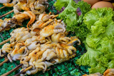 Çiğ kalamar sopası, Tayland 'da yaygın sokak yemeği.