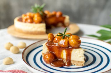 Karamelli Maccadamia peynirli kek ve güzel bir yemek.