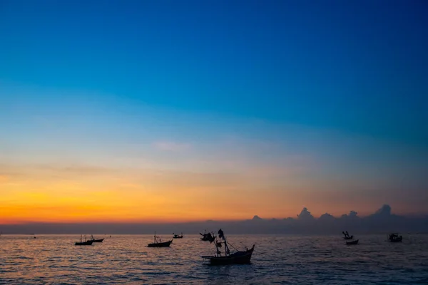 Silhueta Barcos Pesca Ancorados Perto Praia Contra Pôr Sol Tailândia — Fotografia de Stock